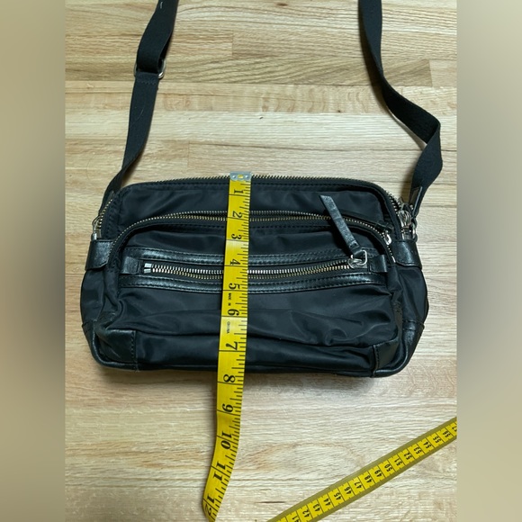 Vince Camuto multi-pocket crossbody / shoulder hand bag / purse. - Picture 9 of 12